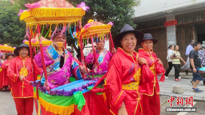 賭波：广西阳朔：抬关公抢花炮 两镇百年共一会