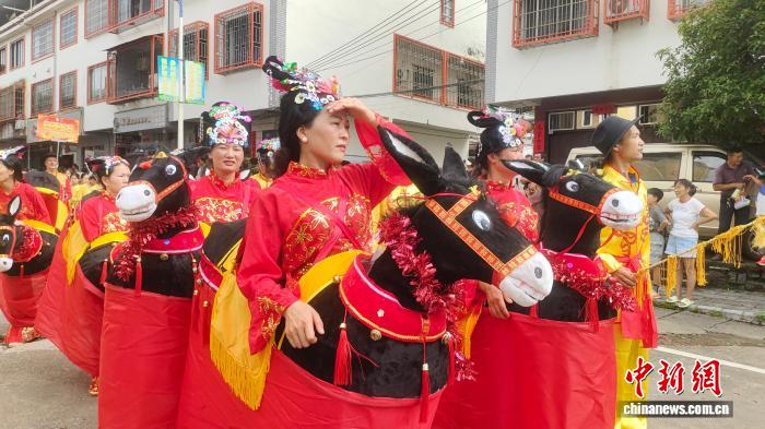賭波：广西阳朔：抬关公抢花炮 两镇百年共一会