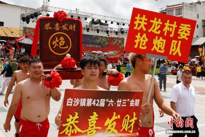 賭波：广西阳朔：抬关公抢花炮 两镇百年共一会