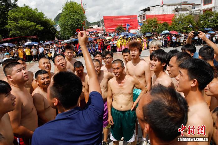 賭波：广西阳朔：抬关公抢花炮 两镇百年共一会