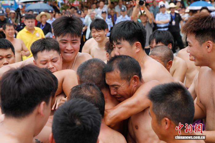 賭波：广西阳朔：抬关公抢花炮 两镇百年共一会